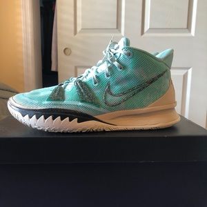 Kyrie 7 “Green Copa”